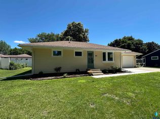 912 N Oakley St, Luverne, MN 56156