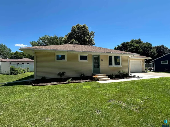 912 N Oakley St, Luverne, MN 56156