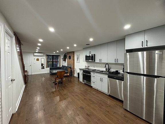 2nd image of 38 Woodbine St Floor 1