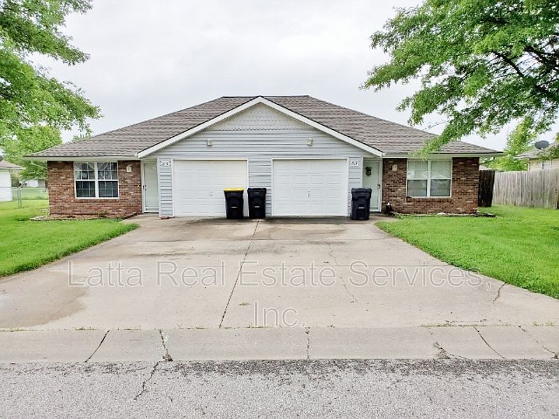 1st image of 813 NW Willow Dr