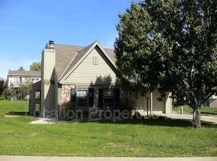 3604 Lakecrest Ct, Lawrence, KS 66049