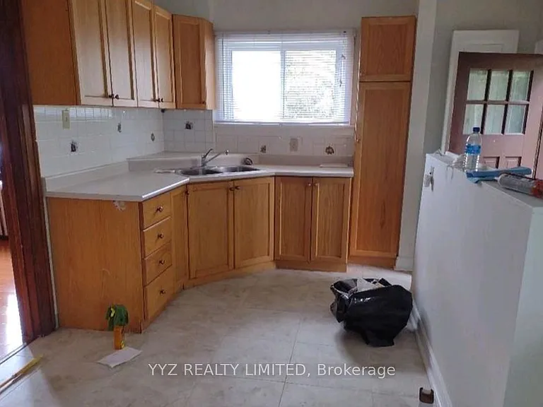 590 Glencairn Ave W — Photo 6