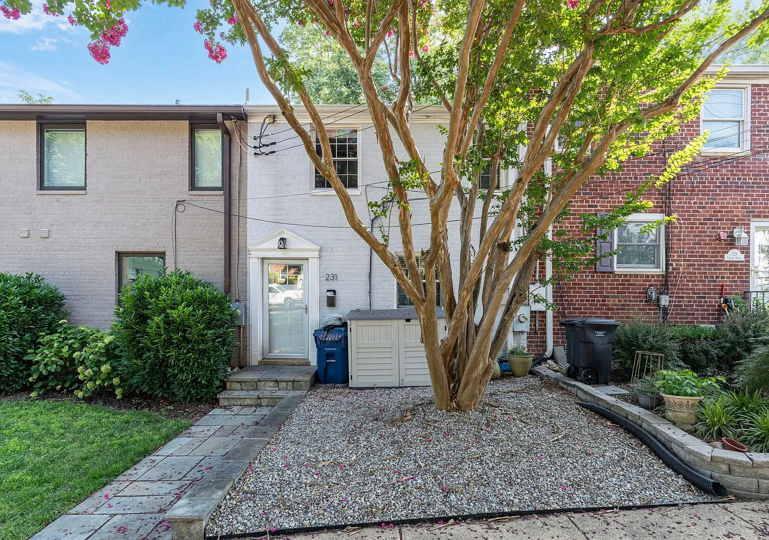 Available Now: Modern 3BD/2BA Home Near Arlington / Alexandria Border/Short-term fixed lease — Photo 2