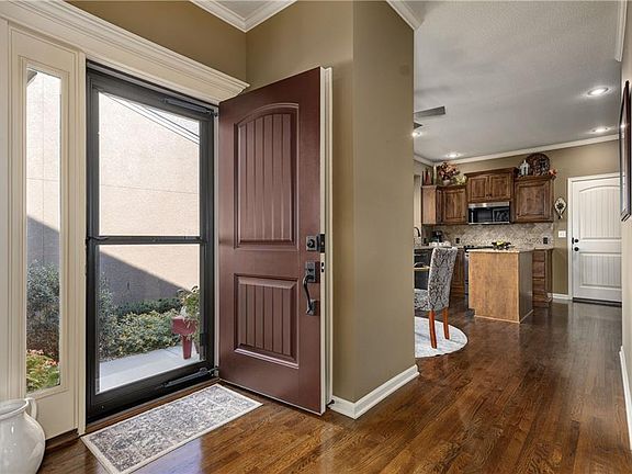 5th image of 15716 Lowell Ln