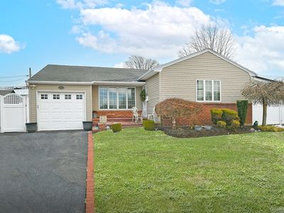 18 Vassar Lane, Hicksville, NY, 11801