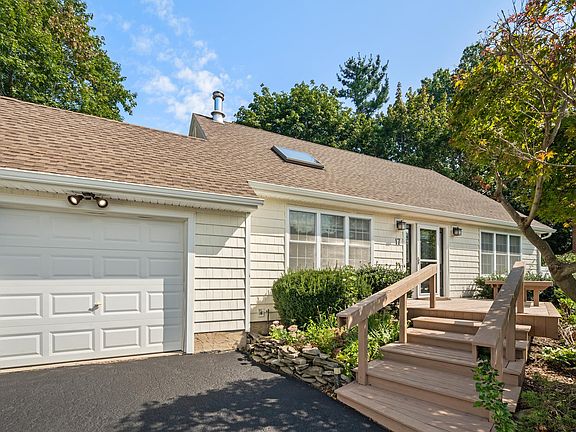 3rd image of 17 Little Plains Ct