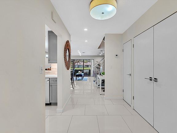 5th image of 4335 Carambola Circle N