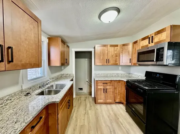 1322 E 24th St, Des Moines, IA 50317