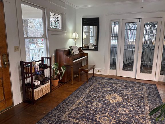 2nd image of 957 Saint Charles Ave NE