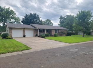 930 Stonehaven Ave, Marshall, MO 65340