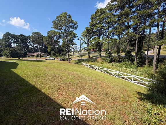 3rd image of 832 Monterey Dr