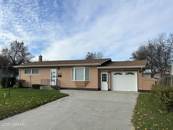 223 Prospect Ave, Grafton, ND 58237