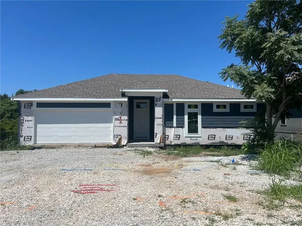 8516 Valley Spring Dr, De Soto, KS 66018