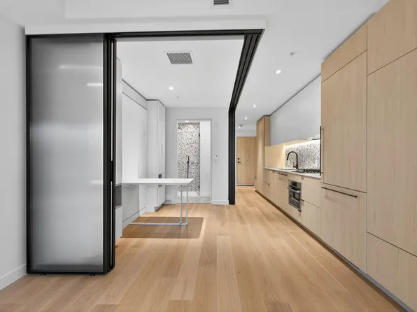 2471 Saint George St #424, Vancouver, BC V5T 3R1