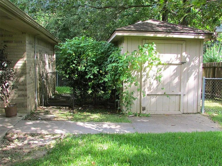 2232 Azalea Cir — Photo 3