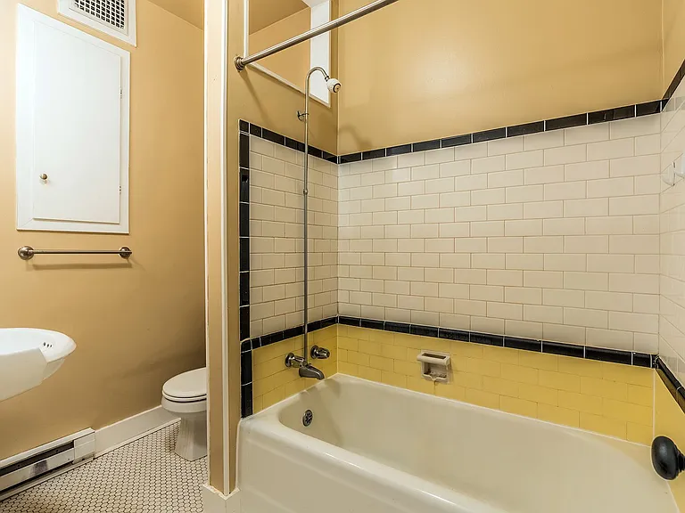 Carlyle Apartments — Photo 18
