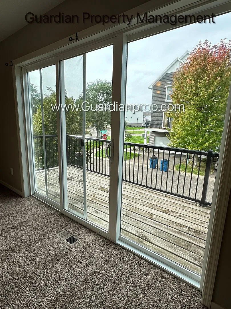 Champlin Corner Unit Town Home, 2 Car Garage, Dishwasher, Washer/Dryer, Balcony — Photo 4