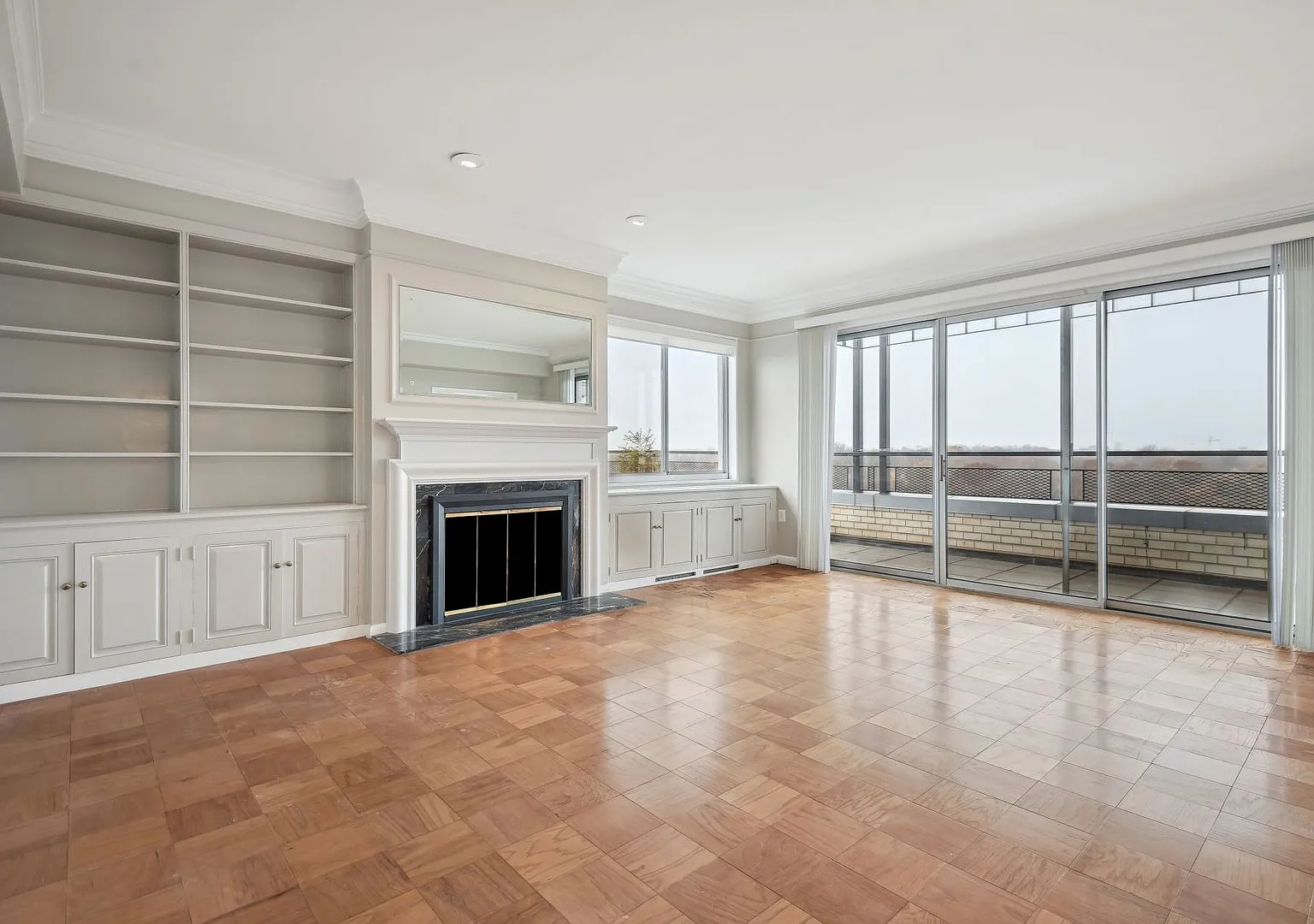 Fabulous Penthouse Apartment in N. Bethesda with Parking and All Utilities Included — Photo 2