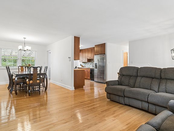 4th image of 1120 Valley Stream Dr