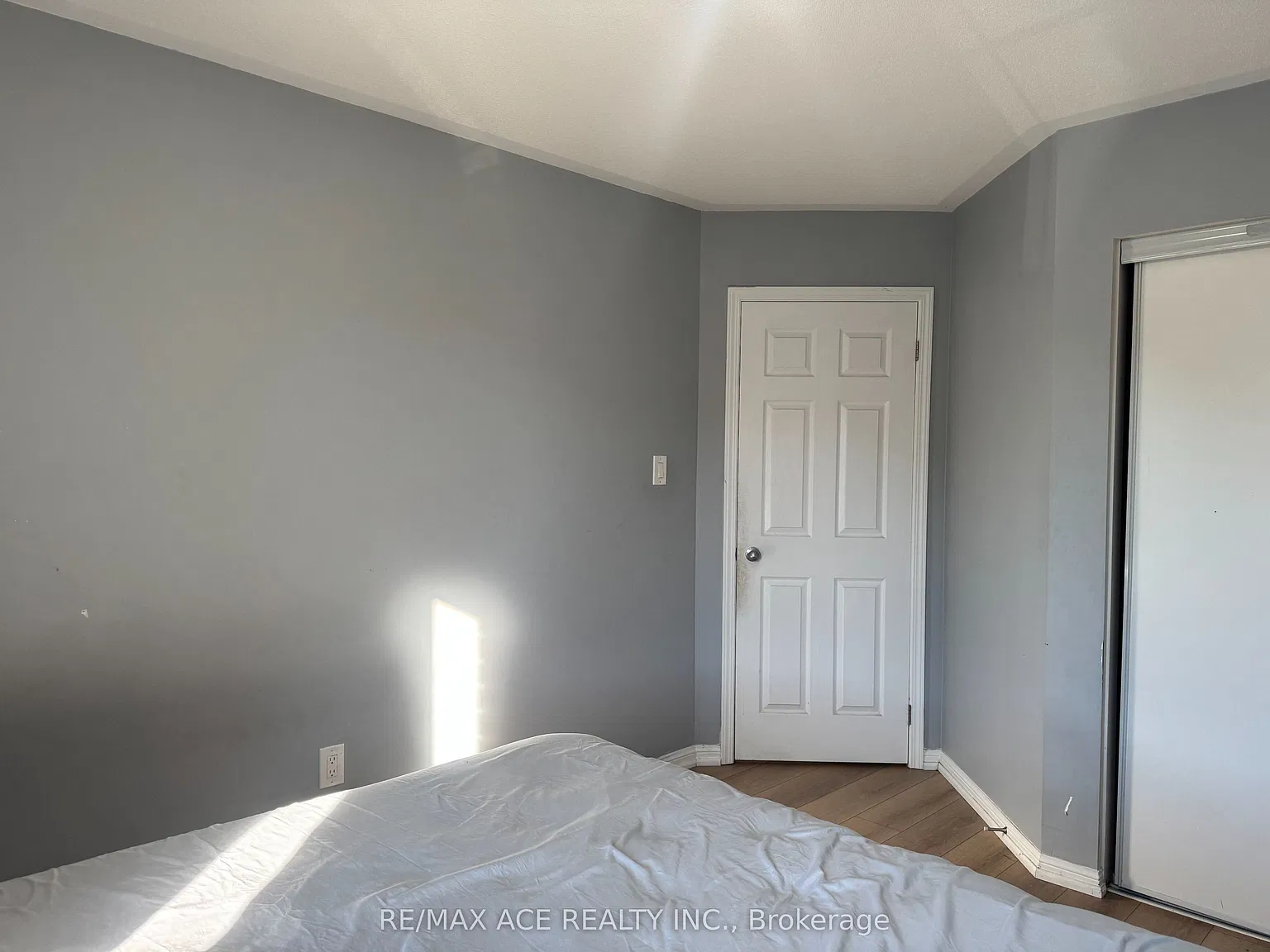 1851 Parkhurst Cres — Photo 3