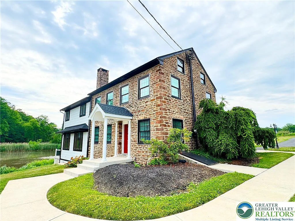 4 bed, 3.5 bath, 4383 sqft, $3,500 — Photo 1