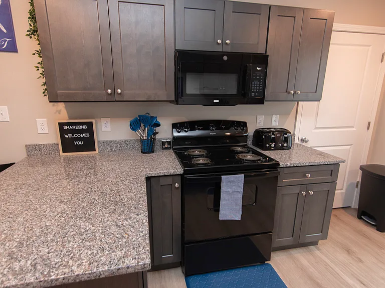 1517 Stamps St — Photo 4