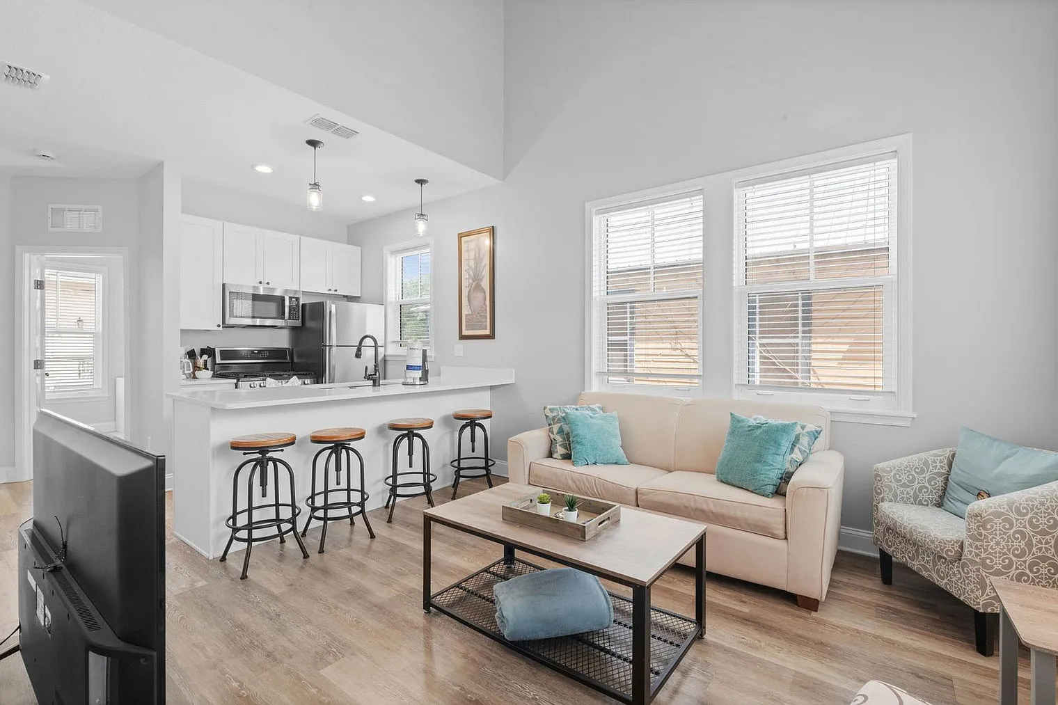 4 bed, 2.0 bath, 3993 sqft, $3,079 — Photo 3