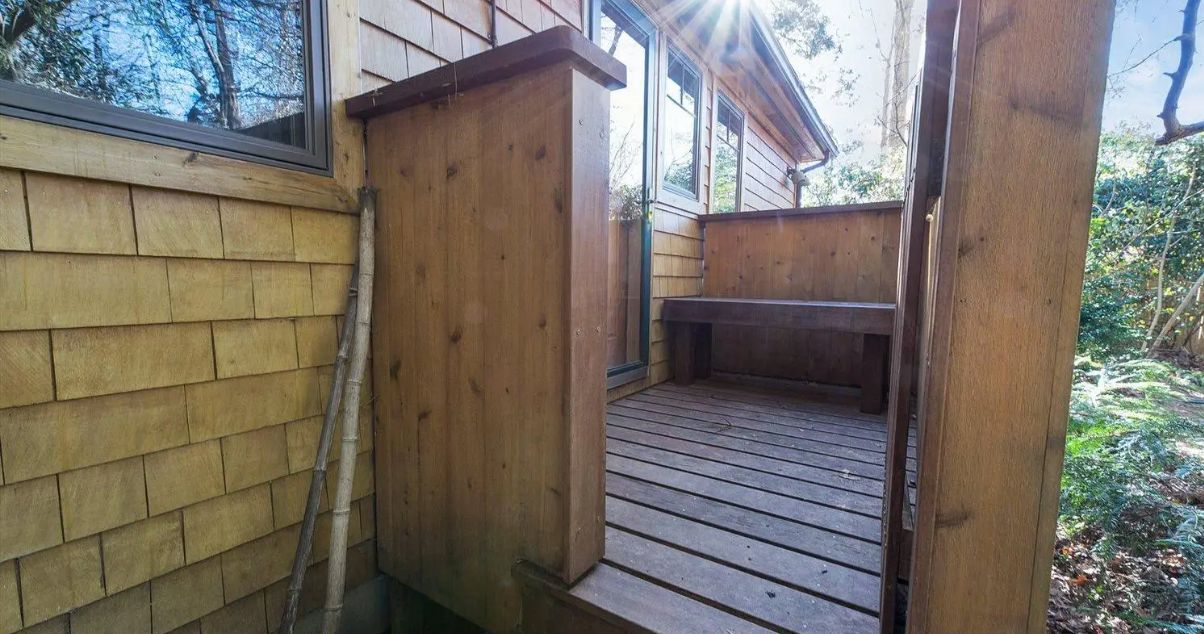  Outdoor shower