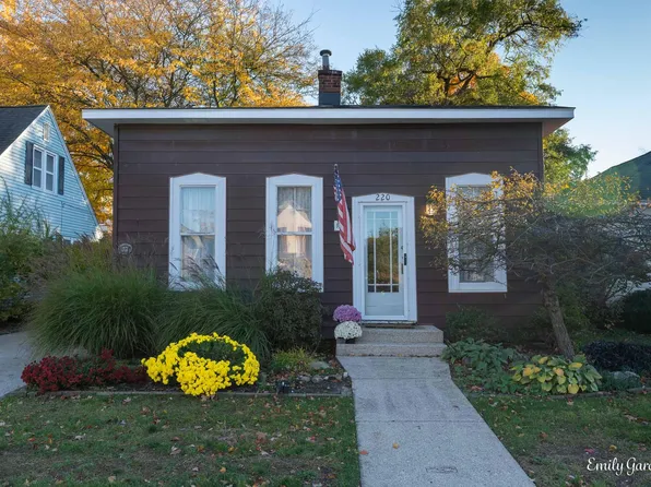220 W 11th St, Holland, MI 49423