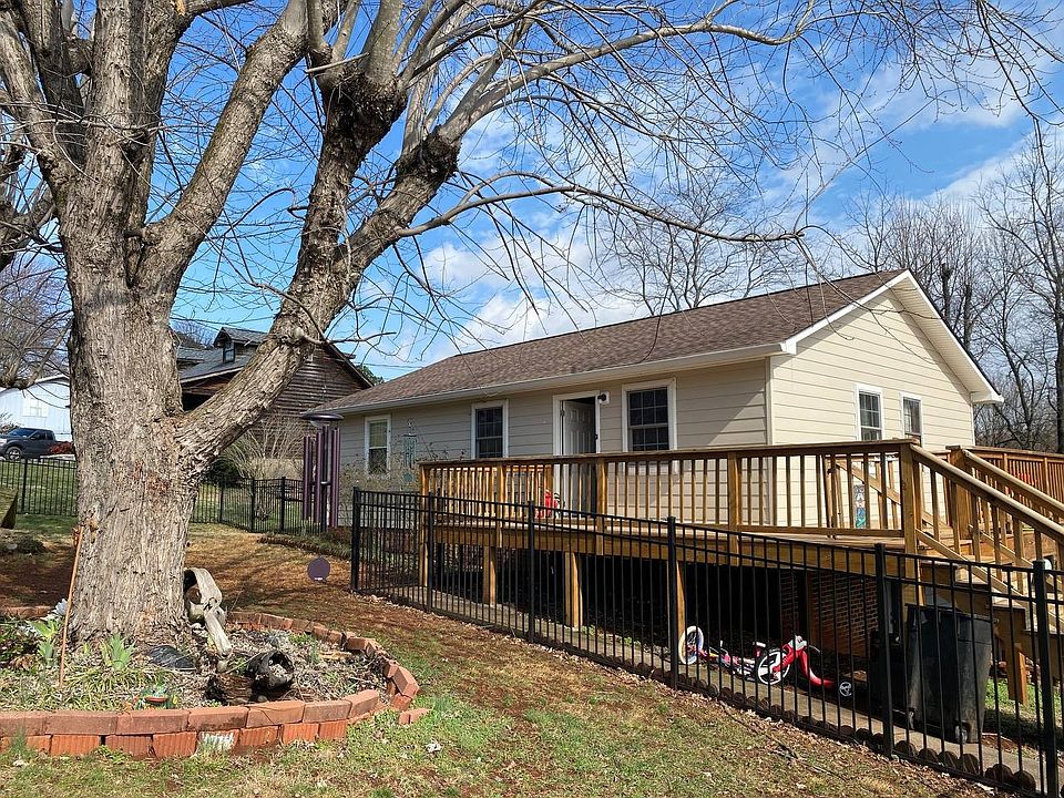 1st image of 210 Heuer St