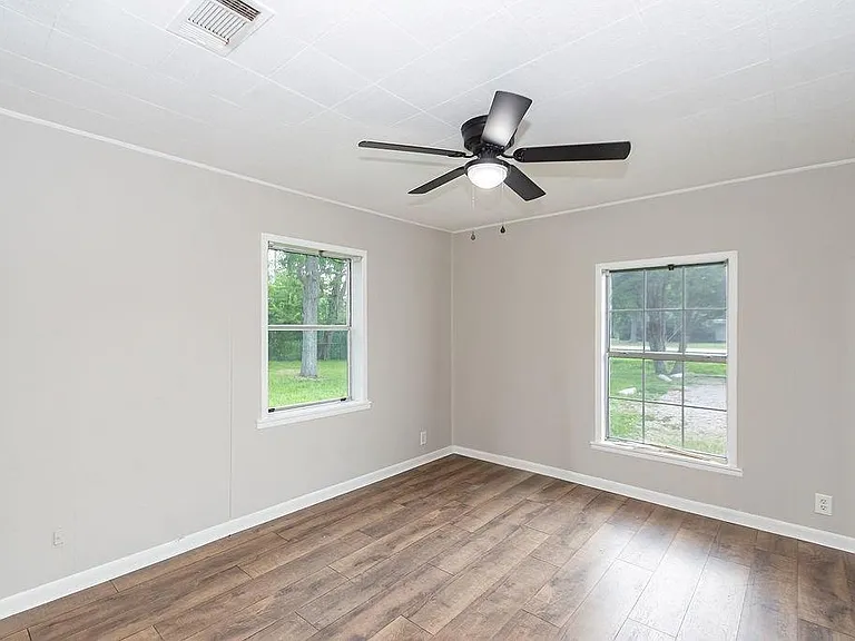 2523 S Broadway St — Photo 12