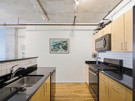 5th image of 700 W Van Buren St APT 602