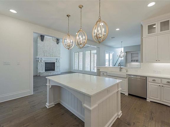 3rd image of 4351 Woodbine Ln
