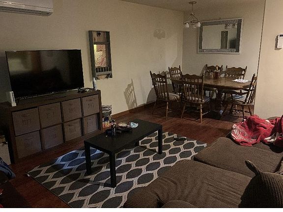 4th image of 815-1 NE Illinois St