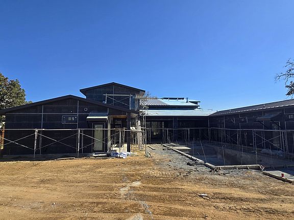 5th image of 300 Shady Oaks Dr