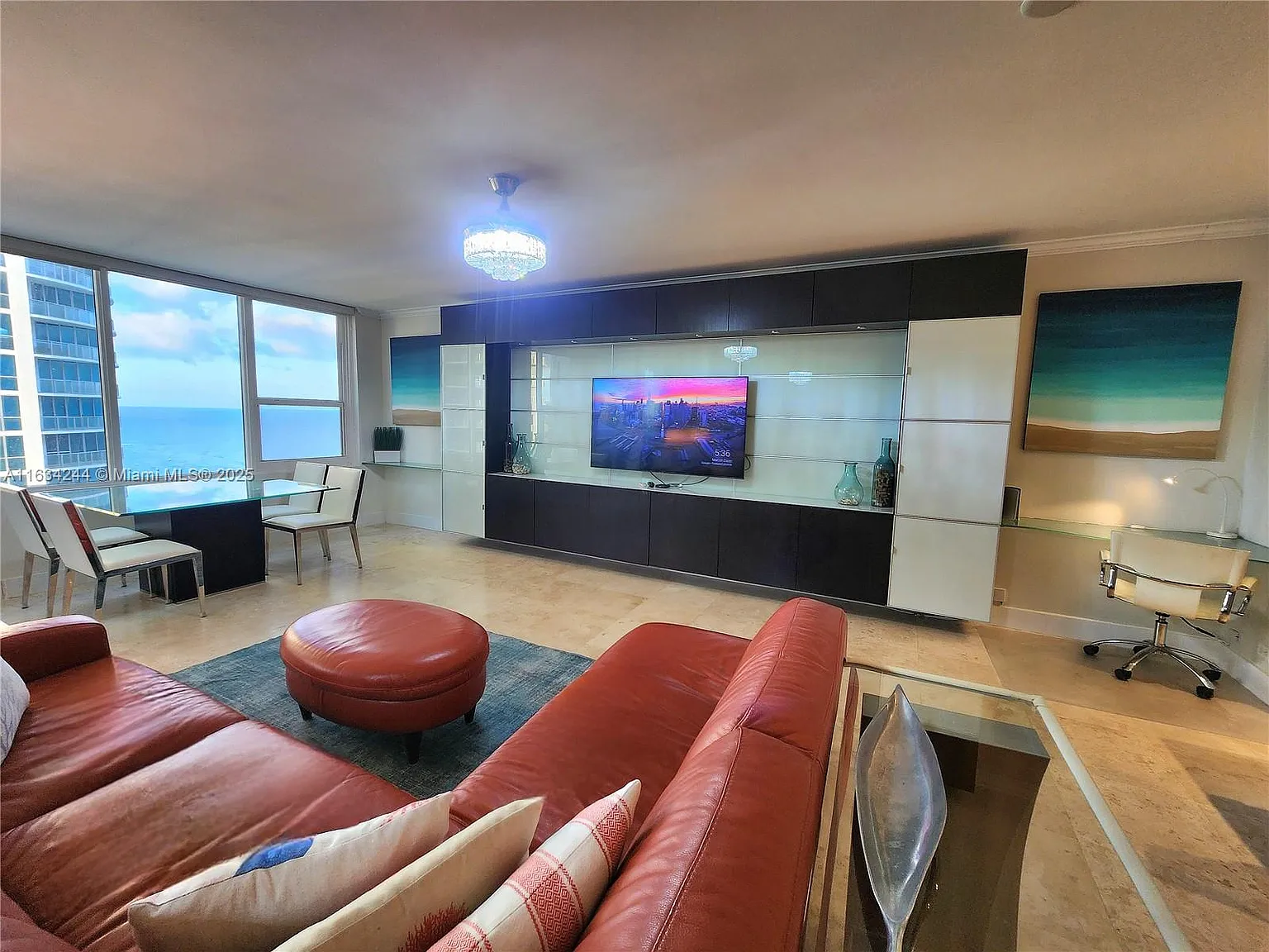 Alexander Towers Condo — Photo 3