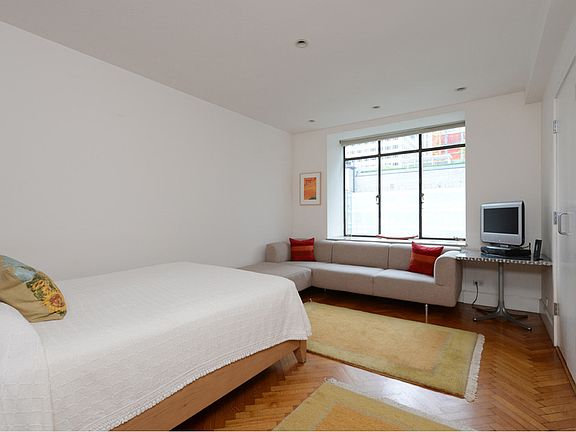 2nd image of 17 W 54th St APT 7C