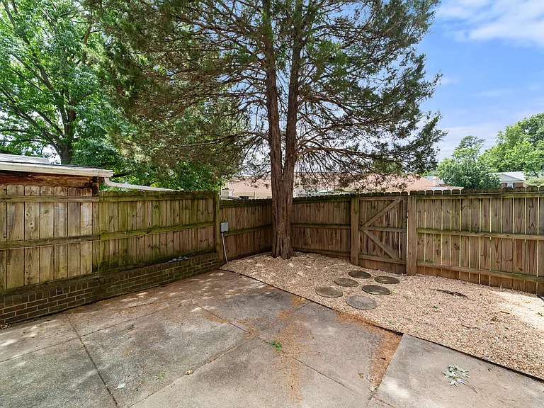 3227 Regents Park Ln #C — Photo 25