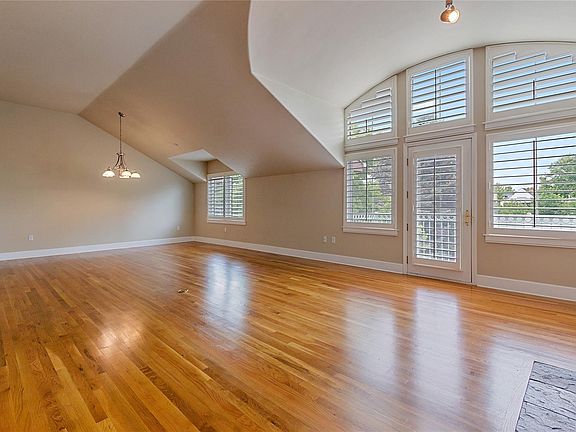 4th image of 300 N Hudson St Unit 305