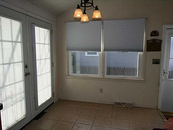 4th image of 23 Taylor Dr E