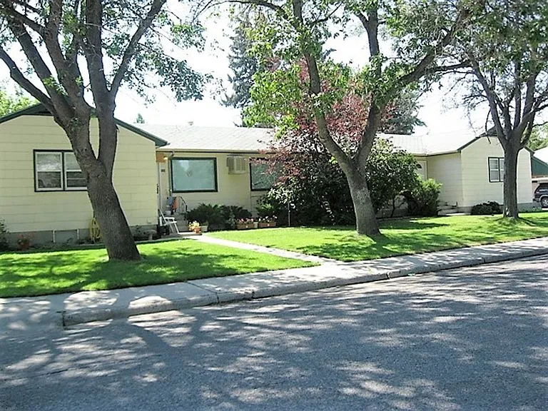 524 Avenue E — Photo 1