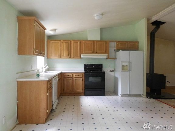 2nd image of 765 Meadowood Dr W