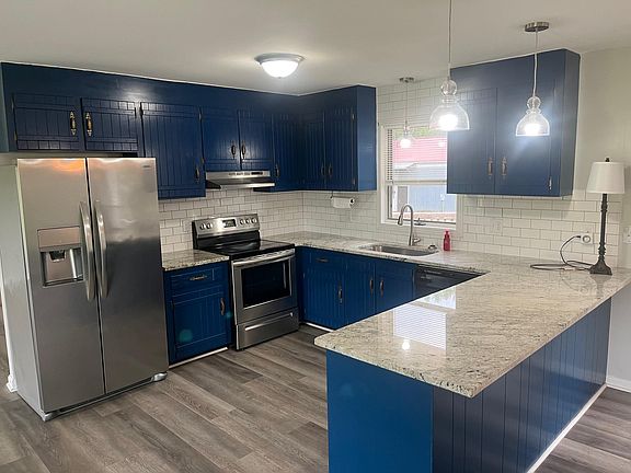 Granite counter tops and newly painted cabinets