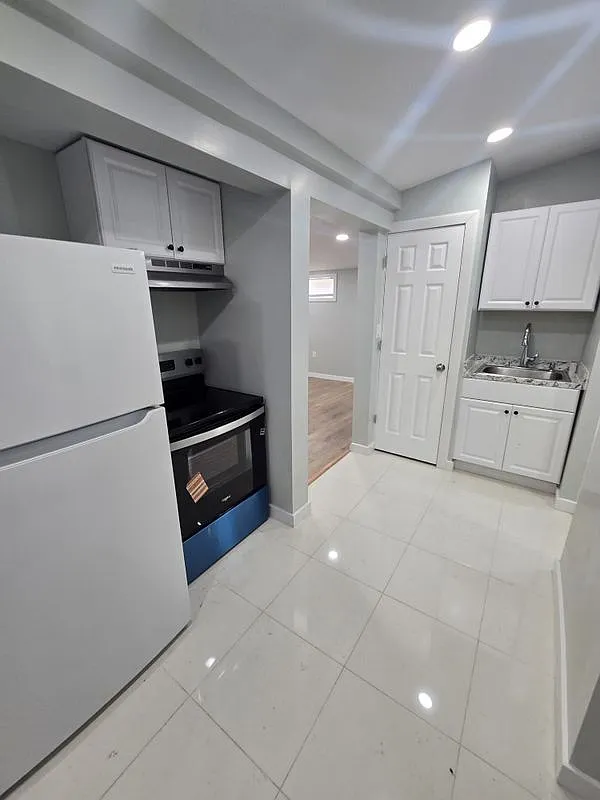 3 bed, 1.0 bath, 704 sqft, $1,900 — Photo 2