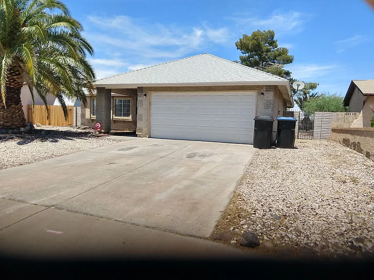 513 E Rolly St — Photo 7