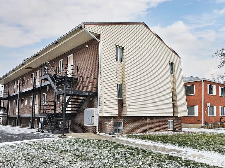450 E Norwich Ave — Photo 2