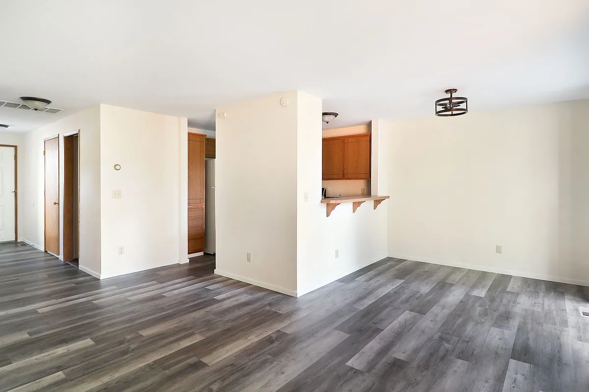 Building Photo - 1025 SW Kaleeton Loop #2