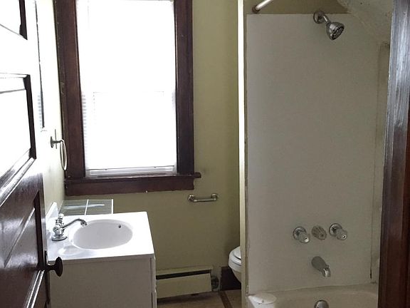 2nd level bathroom