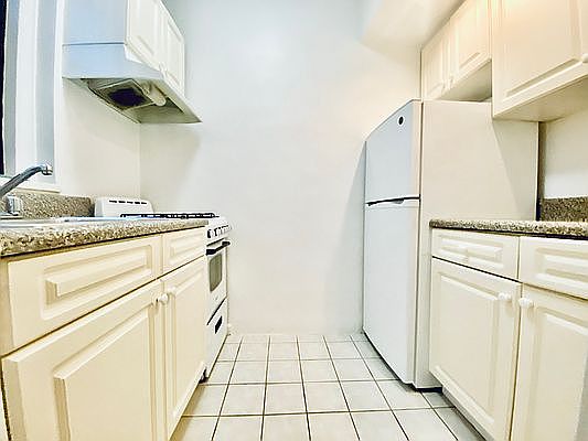 3rd image of 9 W 64th St APT 3F