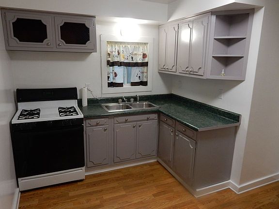 3rd image of 913 S Cottage Ave